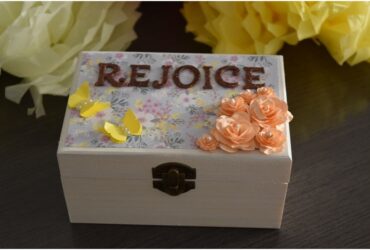 Cutie decorata cadou- lucru manual