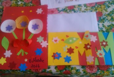 Felicitare cu literele ,,M-A-M-A,, decupate