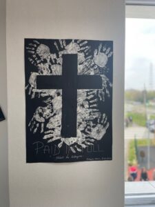 Crucea- amprenta mâinilor (muncă de grup)